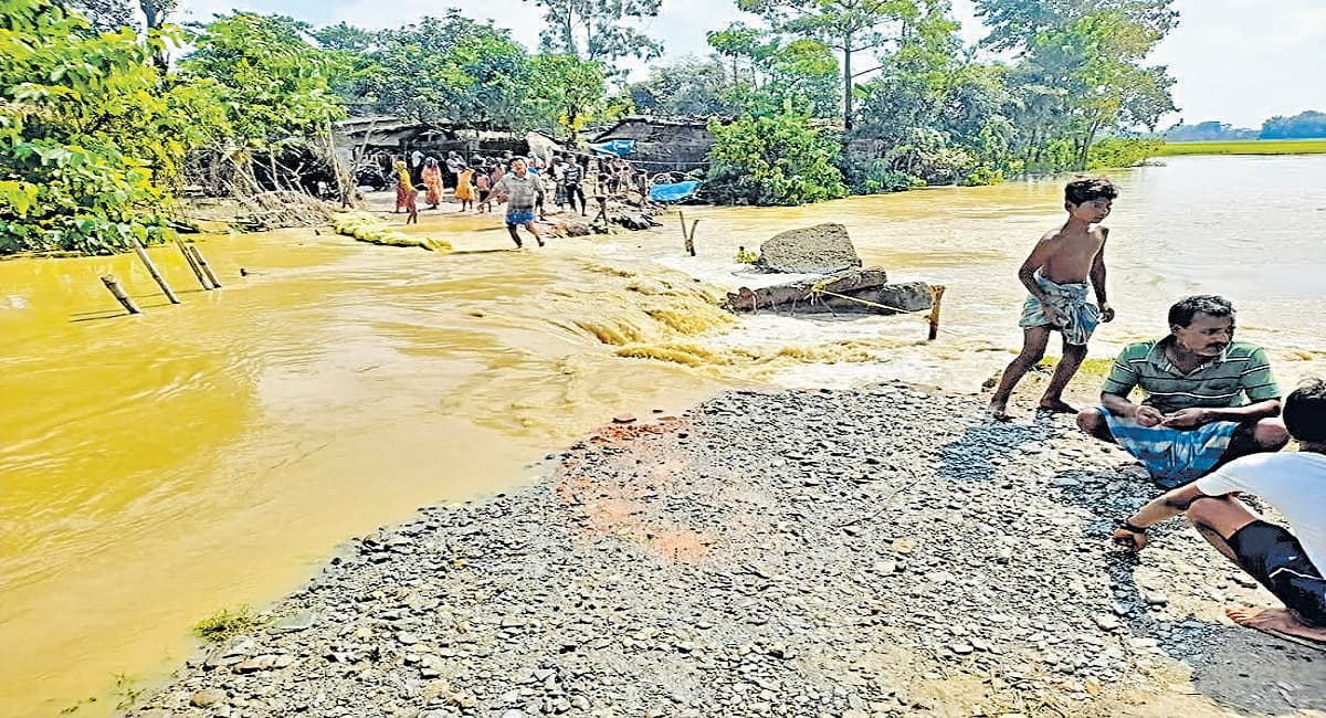 Bihar Flood: किशनगंज में बारिश बनी बर्बादी, बाढ़ के कारण घर छोड़कर जाने लगे लोग, दाने-दाने को मोहताज
