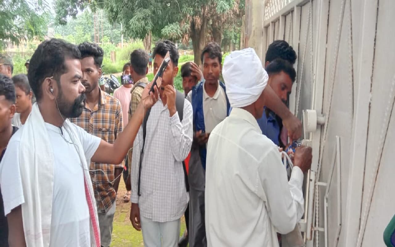 झारखंड में पत्थलगड़ी का बोर्ड हटाने से भड़के लोगों ने DSP आवास में जड़ा ताला, नारेबाजी कर की ये मांग