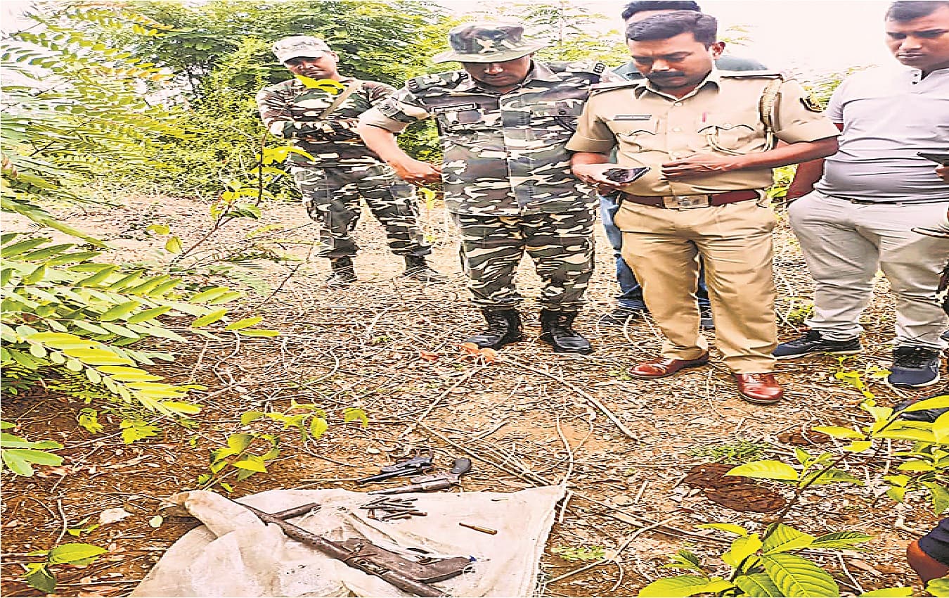 गया के अजनामा जंगल में सुरक्षा बलों ने चलाया सर्च ऑपरेशन, जमीन खोदकर हथियार और कारतूस किये बरामद