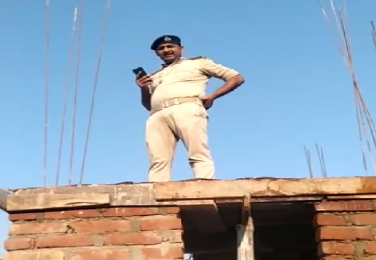 पटना में अवैध निर्माण की सूचना पर पहुंचे तीन पुलिस जवान, लोगों ने बनाया बंधक, जानें पूरी बात