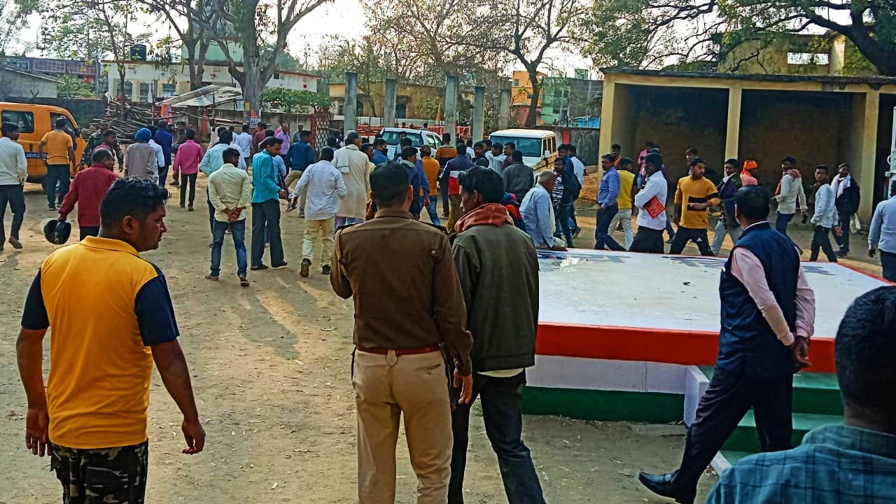 Jharkhand News: गढ़वा में पकड़े गये वाहन से जुर्माना वसूल रहे डीटीओ को झामुमो नेताओं ने पीटा