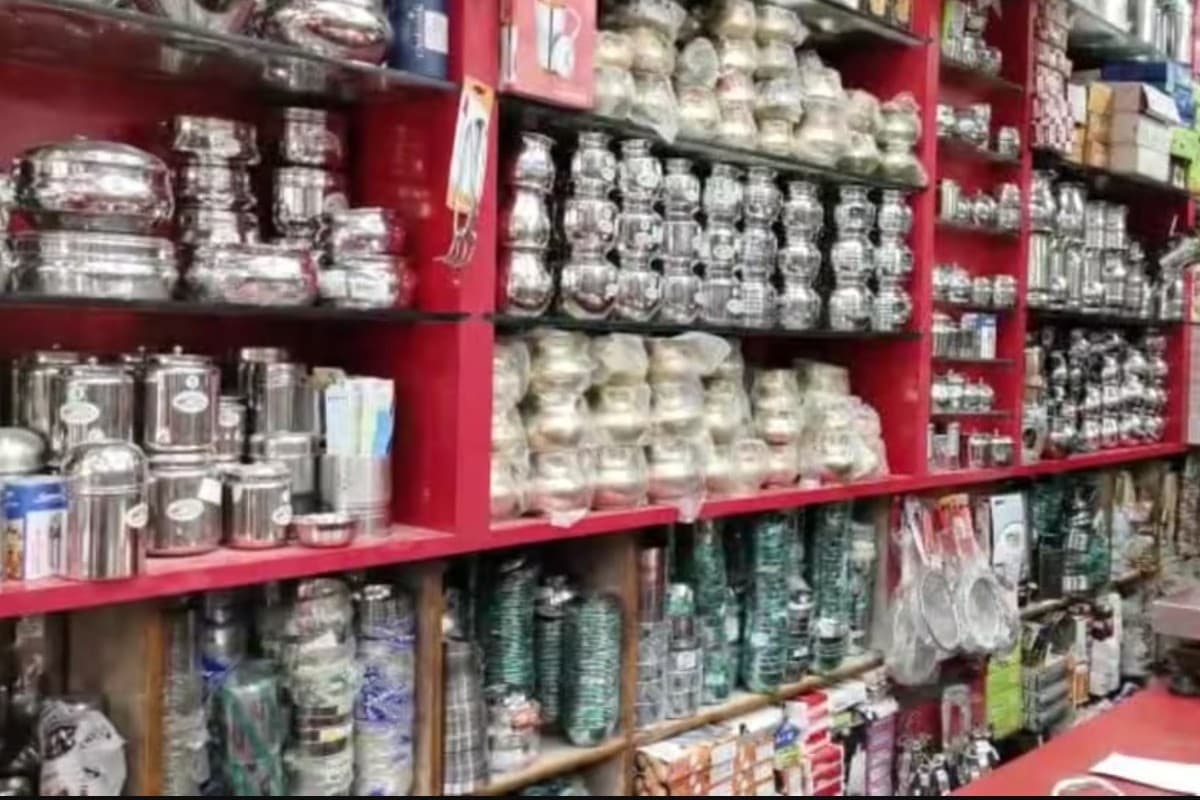 Dhanteras 2023: धनतेरस पर खरीदना चाहते हैं सस्ता बर्तन तो चले आए लखनऊ, हर आइटम मात्र 15 रुपये से शुरू