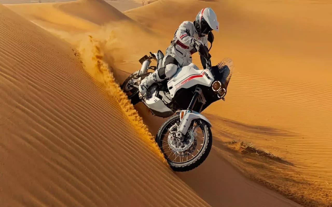 Ducati Desert X कल हो सकती है भारत में लॉन्च, पावरफुल इंजन के साथ मिलेंगे कमाल के फीचर्स
