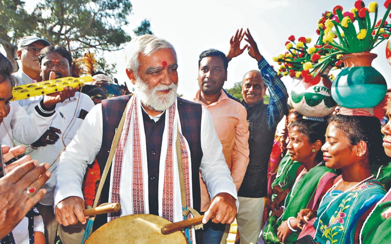 दुमका : लोटा पानी से अतिथि सत्कार करने पहुंची महिला के केंद्रीय मंत्री ने धोये पैर, पढ़े पूरी खबर