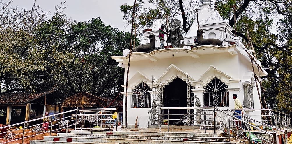 कभी होती थी खुले आसमान के नीचे पूजा, लेकिन ये मुस्लिम शख्स अब बनवा रहा है दुमका में 40 लाख का मंदिर