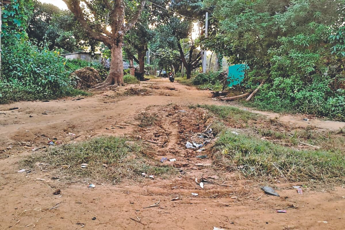 दुमका की बगबिंधा-डेलीपाथर सड़क जर्जर, लोग पगडंडी पर चलने को मजबूर, 17 सालों से नहीं हुई मरम्मत की पहल