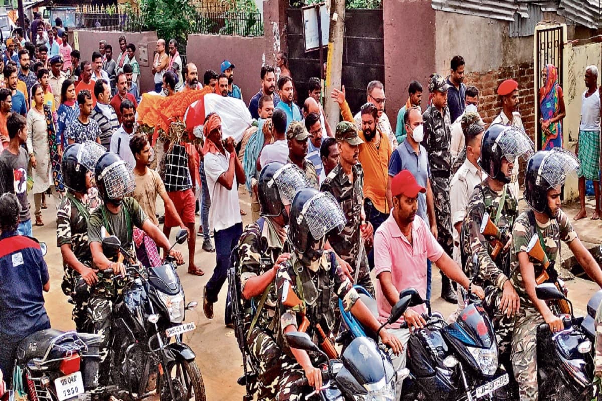 आक्रोश के बीच दुमका की बेटी अंकिता का हुआ अंतिम संस्कार, एडीजी और आइजी ने शुरू की जांच