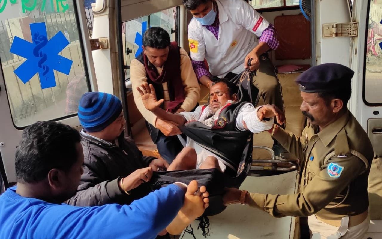 Dumka Crime News: दुमका के जरमुंडी में चचेरे भाई पर जानलेवा हमला, चार गोलियां दागी