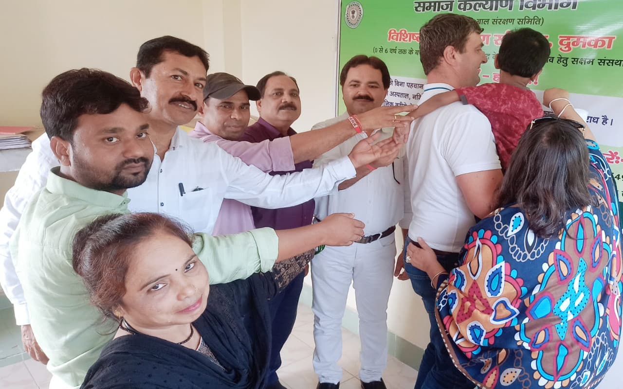 झारखंड : मां व परिवार से ठुकराये एक बच्चे का इटली होगा नया घर, दुमका पहुंचे इस दंपति की डबडबायी आंखें