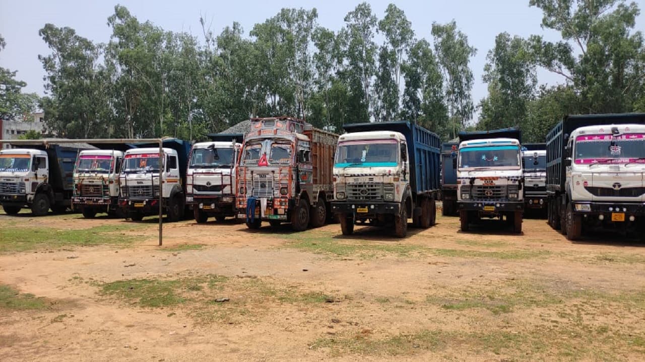 Jharkhand News: दुमका डीसी की बड़ी कार्रवाई, बिना माइनिंग चालान के 40 से अधिक ट्रक जब्त, 16 आरोपी अरेस्ट