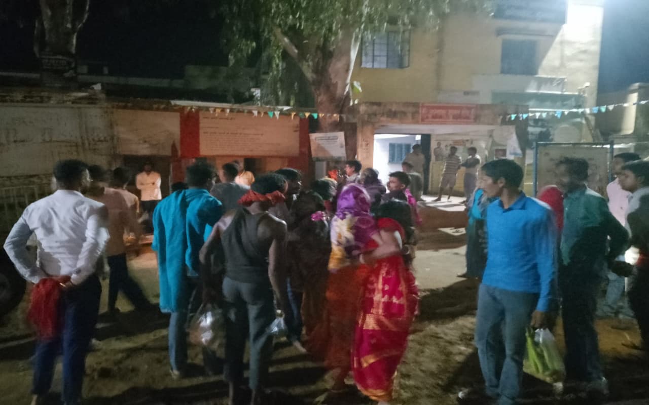 दुमका : एक बाइक पर 4 लोगों को बैठाना पड़ा महंगा, सड़क दुर्घटना में 2 युवक की मौत, घायल 2 युवक देवघर रेफर