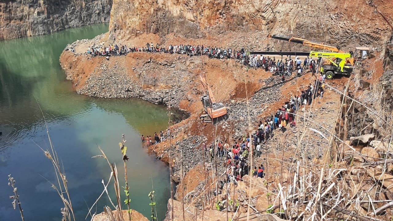 झारखंड में अवैध पत्थर खदान में फिर हुआ हादसा, 150 फीट नीचे गिरा हाइवा, खलासी की मौत, लापरवाही ले रही जान