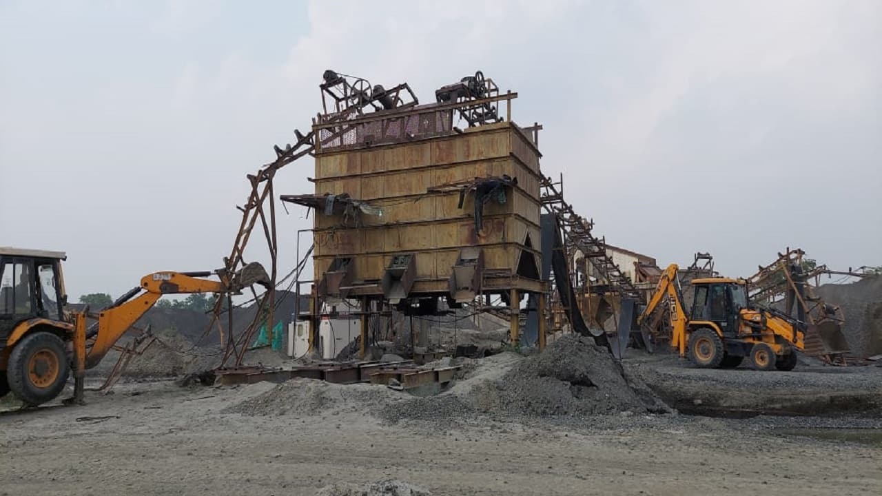 झारखंड में अवैध खनन के खिलाफ बड़ा एक्शन, दुमका में क्रशर प्लांट्स पर चला बुलडोजर, ऑफिस सील, कई वाहन जब्त