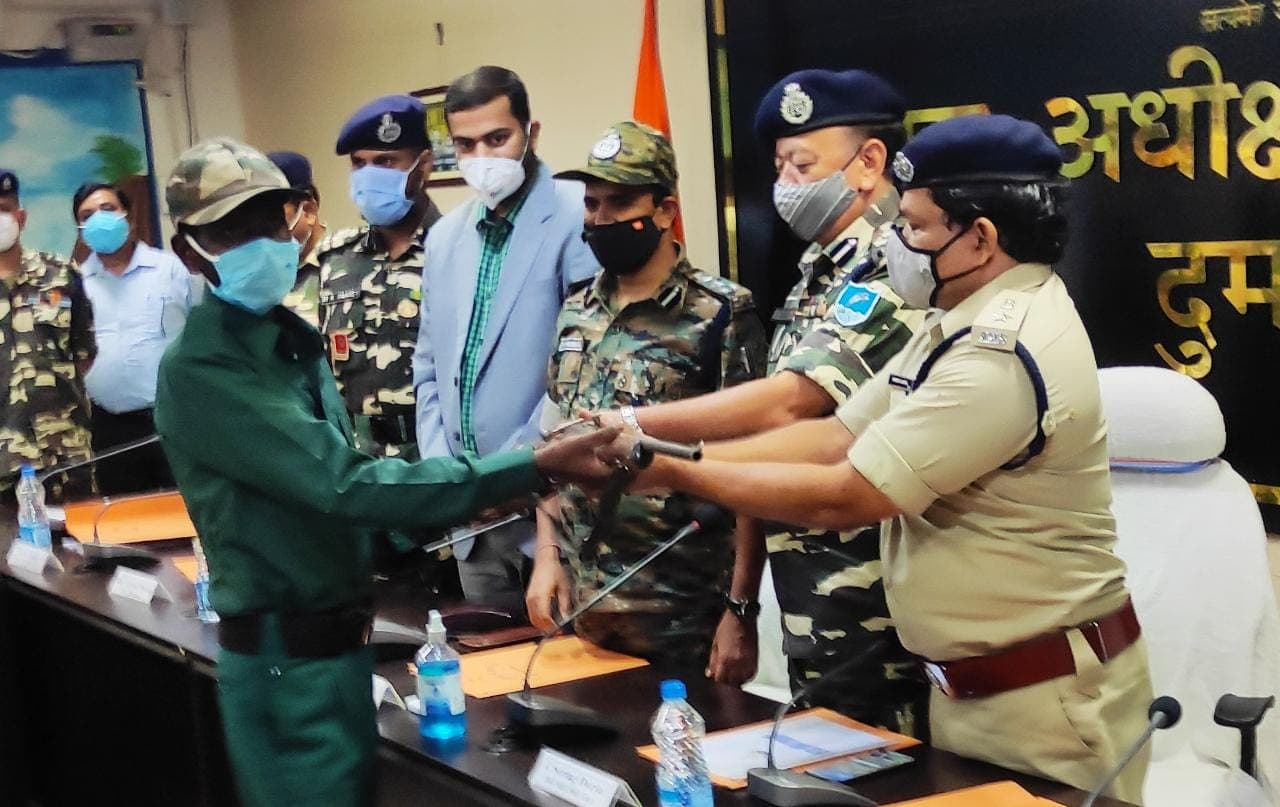 झारखंड में भाकपा माओवादी गंगा प्रसाद राय ने हथियार के साथ किया सरेंडर, कई मामलों में थी तलाश