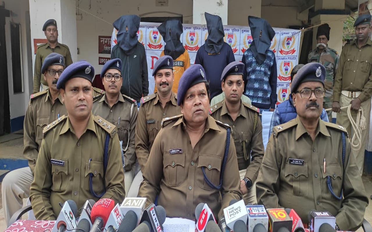 दुमका सेंट्रल जेल गेट पर फायरिंग मामले का पुलिस ने किया खुलासा, हथियार सहित 4 आरोपी गिरफ्तार