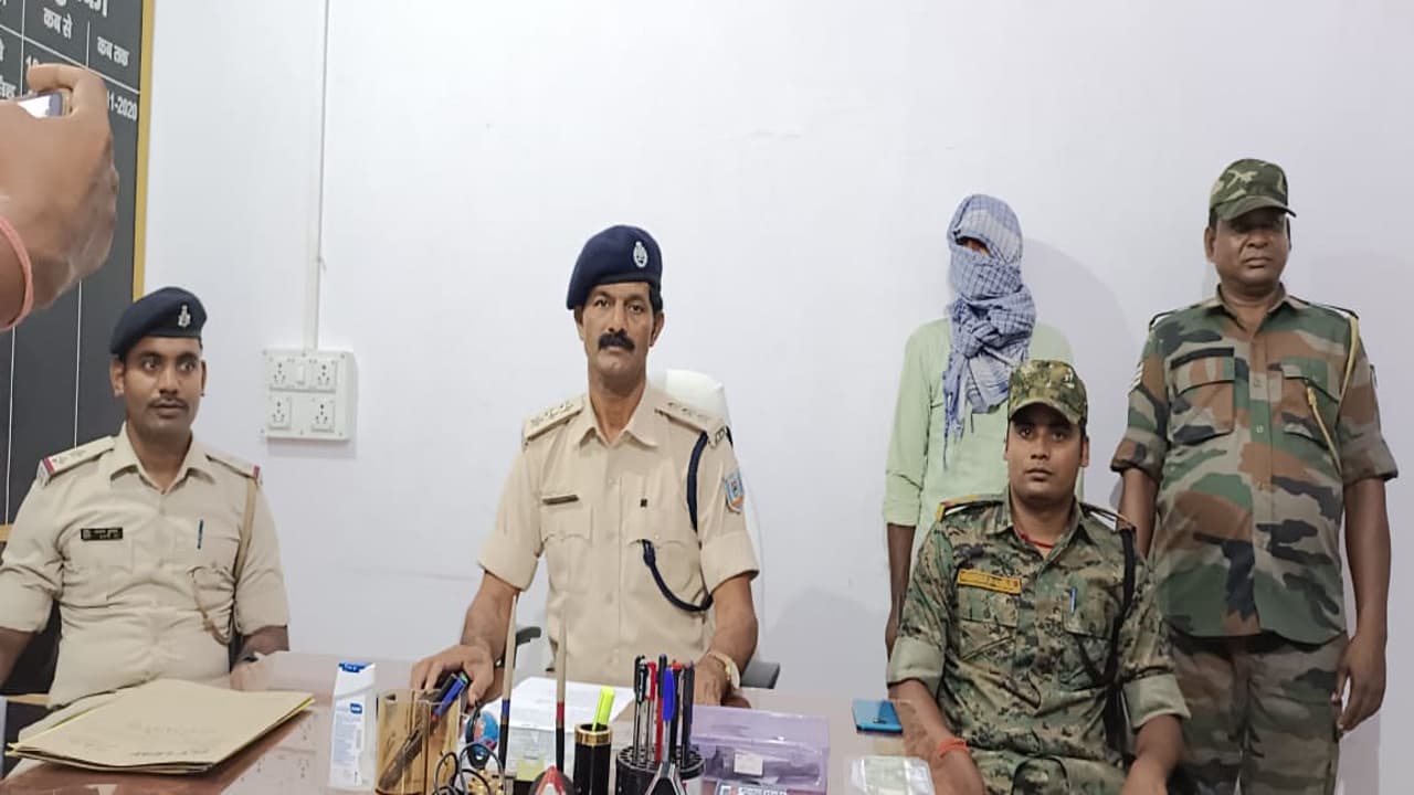Crime News: दुमका के रामगढ़ में लूट और छिनतई का आरोपी गिरफ्तार, डेढ़ दर्जन मामले हैं दर्ज