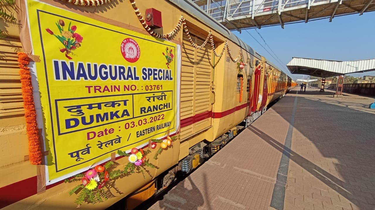 मयूराक्षी एक्सप्रेस के बाद दुमका-रांची एक्सप्रेस की मिली सौगात, सांसद बोले- जल्द दौड़ेगी इलेक्ट्रिक ट्रेन