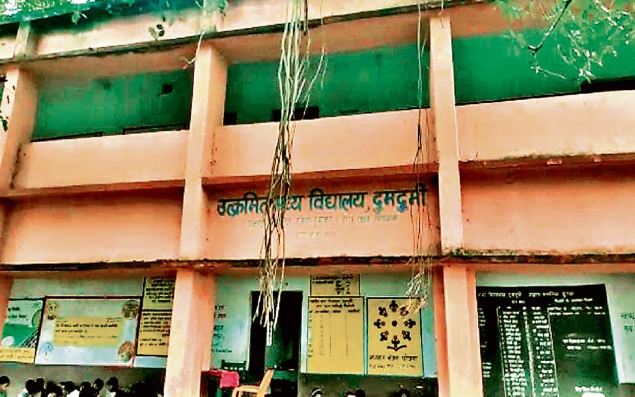 दुमका के सरकारी स्कूलों में गुणात्मक सुधार का दावा फेल, एक-एक शिक्षक के भरोसे चल रहे हैं कई स्कूल