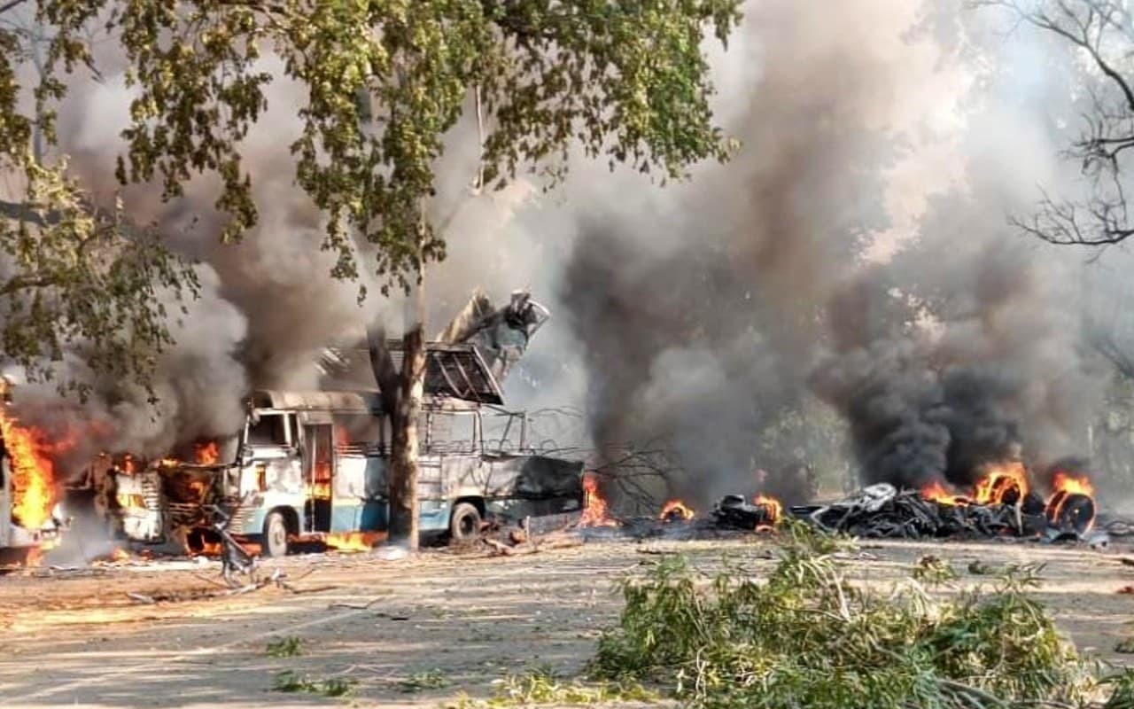 Dumka: एलपीजी टैंकर में विस्फोट के बाद लगी आग, बसें-पेड़ जलकर खाक, बिजली ठप, ट्रेन रोकी गयी