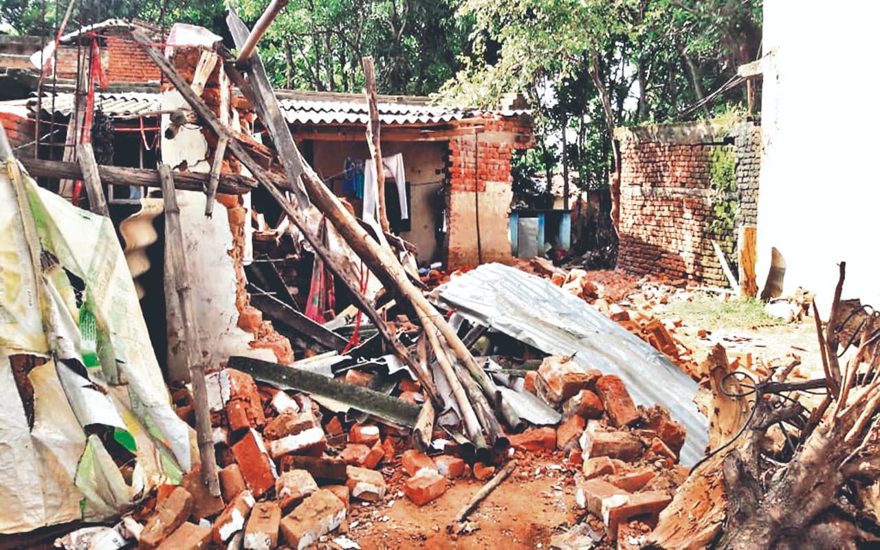 जमीन विवाद मामला: दुमका में दबंग पड़ोसियों ने महिला का घर किया ध्वस्त, सामान भी लेकर भागे
