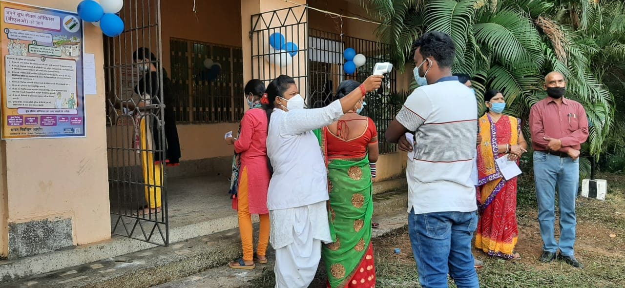 Jharkhand upchunav 2020 : कड़ी सुरक्षा के बीच दुमका व बेरमो सीट के लिए हो रही वोटिंग, वोटरों में दिख रहा उत्साह Jharkhand upchunav 2020 : कड़ी सुरक्षा के बीच दुमका व बेरमो सीट के लिए हो रही वोटिंग, वोटरों में दिख रहा उत्साह