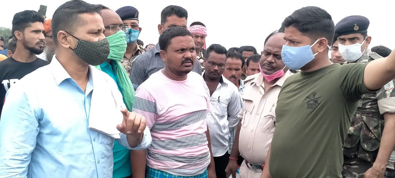 Jharkhand Crime News : झारखंड में चौकीदार की हत्या, जांच में जुटी दुमका पुलिस, ग्रामीणों की उच्चस्तरीय जांच की मांग