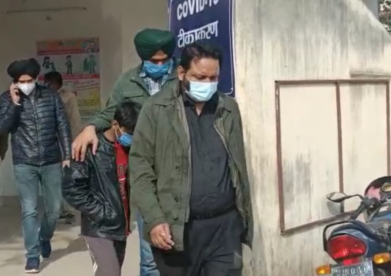 Jharkhand Cyber Crime News : देवघर के साइबर ठग ने पंजाब CM के हेल्थ एडवाइजर की पत्नी को लगाया चूना, पुलिस ने दुमका से दबोचा, पढ़िए पूरा मामला Jharkhand Cyber Crime News : देवघर के साइबर ठग ने पंजाब CM के हेल्थ एडवाइजर की पत्नी को लगाया चूना, पुलिस ने दुमका से दबोचा, पढ़िए पूरा मामला