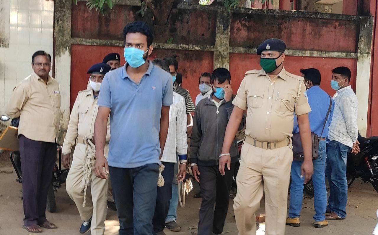 झारखंड की उपराजधानी दुमका में उत्पाद विभाग की बड़ी कार्रवाई, 80 लाख की अंग्रेजी शराब व स्प्रिट जब्त, एक शख्स हिरासत में झारखंड की उपराजधानी दुमका में उत्पाद विभाग की बड़ी कार्रवाई, 80 लाख की अंग्रेजी शराब व स्प्रिट जब्त, एक शख्स हिरासत में