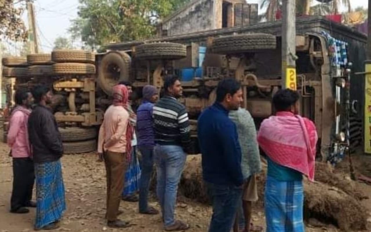 WB News: बर्दवान में बड़ा हादसा, ओवरलोड बालू लेकर भाग रहा डंपर घर के ऊपर पलटा, एक की मौत, दो घायल