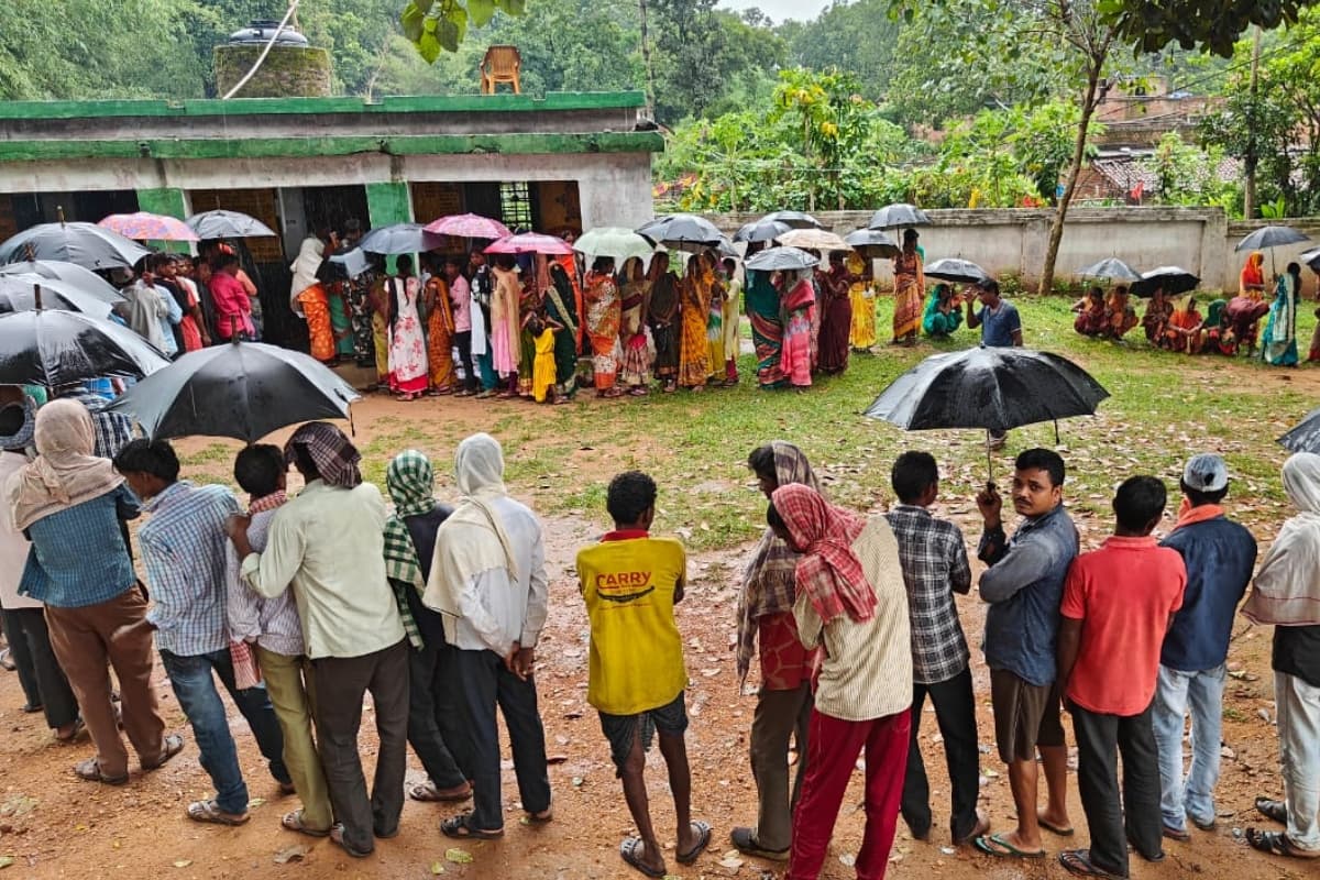 डुमरी उपचुनाव: बेबी देवी व यशोदा देवी समेत छह प्रत्याशियों की किस्मत ईवीएम में बंद, 64.84 फीसदी वोटिंग