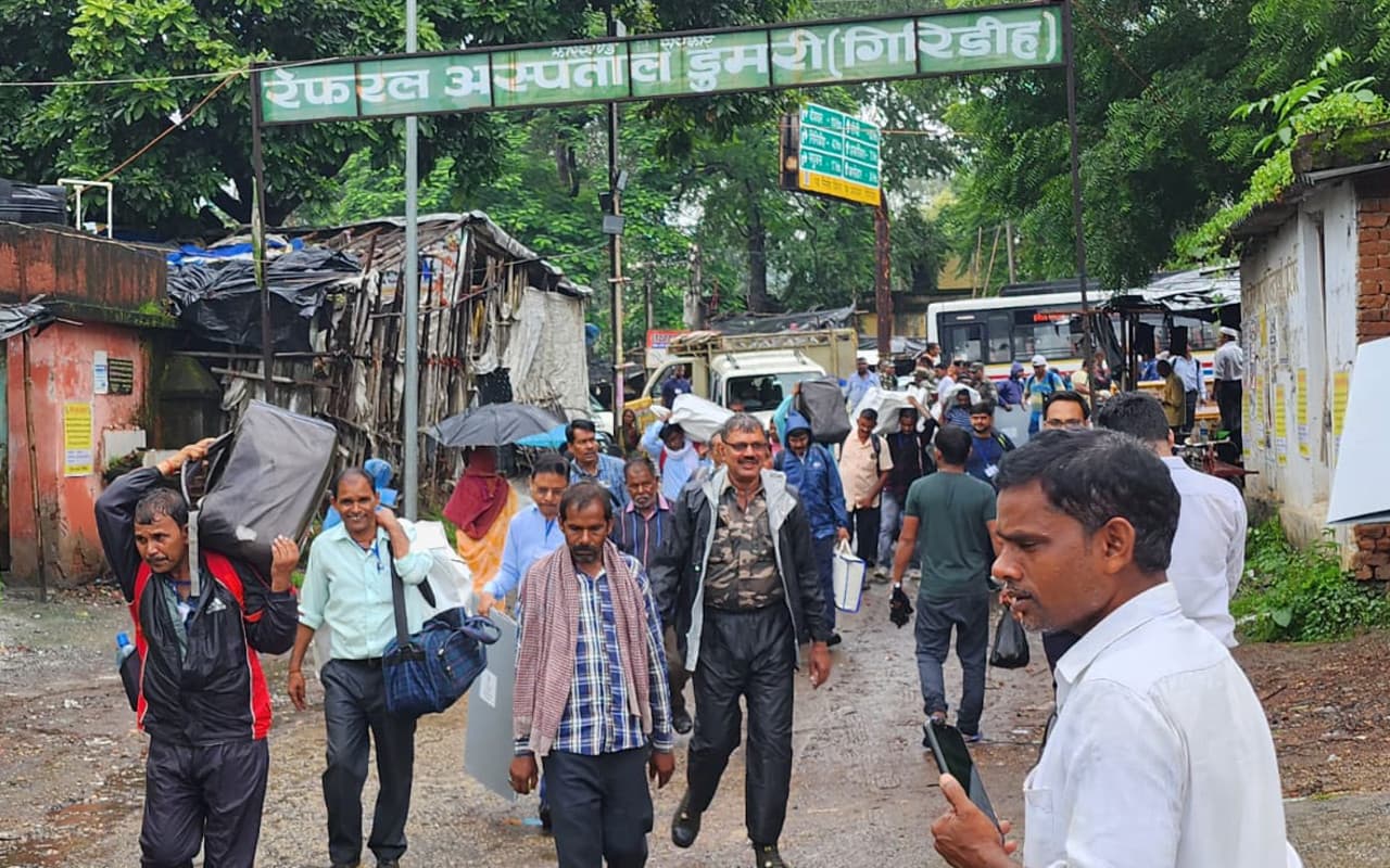 डुमरी उपचुनाव : कंट्राेल रूम से 373 बूथों को देख सकते हैं लाइव, मतदान केंद्र पहुंचने लगे पदाधिकारी व कर्मी डुमरी उपचुनाव : कंट्राेल रूम से 373 बूथों को देख सकते हैं लाइव, मतदान केंद्र पहुंचने लगे पदाधिकारी व कर्मी