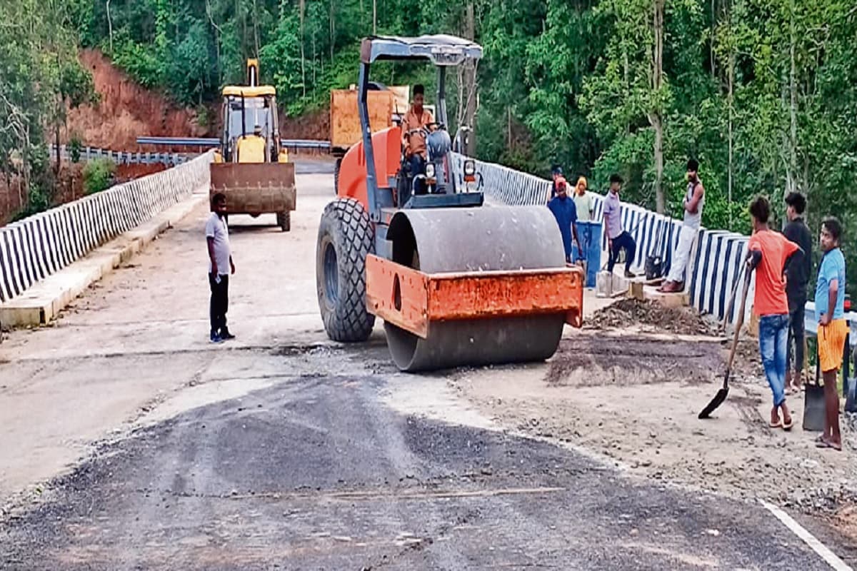 प्रभात खबर इंपैक्ट: डुमरी में टूटी सड़क की मरम्मत की गयी शुरू
