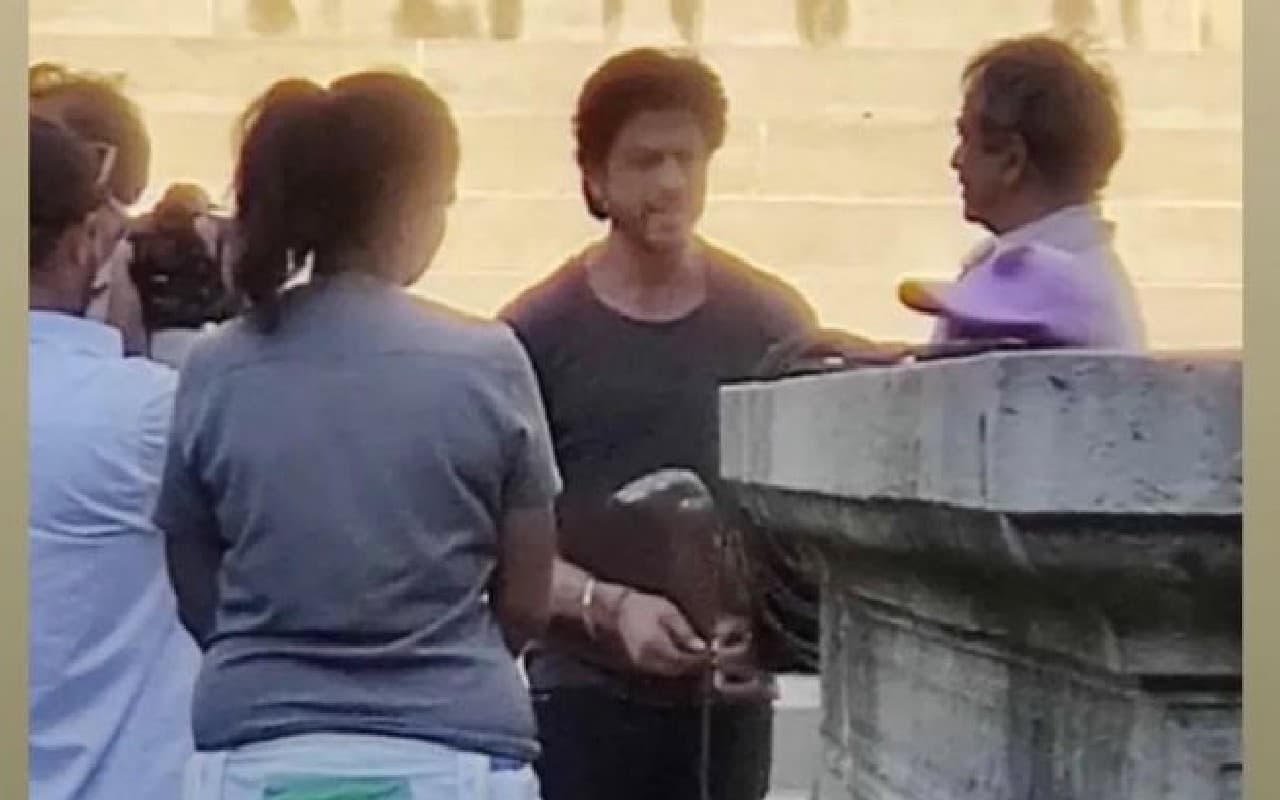Dunki के सेट से लीक हुई शाहरुख खान और हिरानी की तस्वीर, इस दिन रिलीज होगी फिल्म Dunki के सेट से लीक हुई शाहरुख खान और हिरानी की तस्वीर, इस दिन रिलीज होगी फिल्म