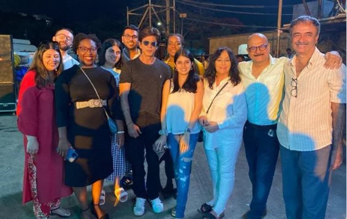 Dunki फिल्म के सेट से फोटोज हुई LEAK, इस अंदाज में राजकुमार हिरानी के साथ दिखें शाहरुख खान