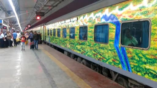 Indian Railways news : रेलवे की बड़ी घोषणा, हाईस्पीड ट्रेनों से हटेंगे स्लीपर कोच, होगी सिर्फ एसी बोगी