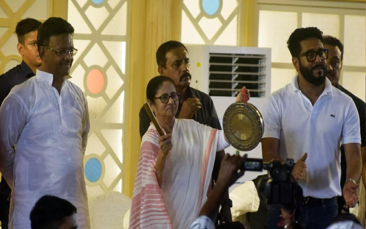 Durga Puja Carnival: कोलकाता में दुर्गा पूजा कार्निवाल में जमकर नाचीं ममता बनर्जी, देखें Video