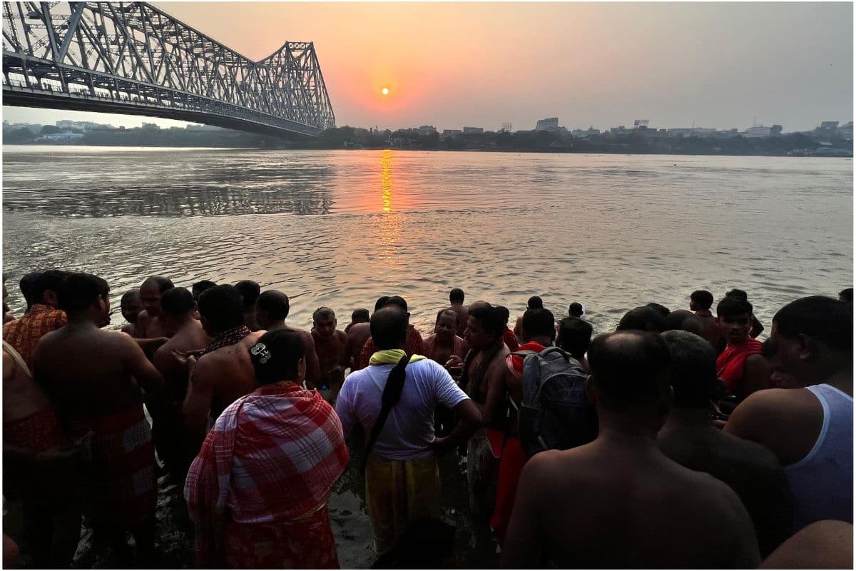 West Bengal : घाटों पर पितरों के तर्पण के लिए उमड़ी भीड़,  पुलिस ने रखी कड़ी निगरानी