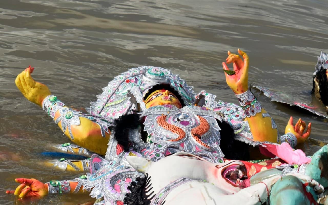 कोलकाता में 2700 से अधिक प्रतिमा का विसर्जन, जलपाईगुड़ी हादसे के बाद अलर्ट मोड में KMC और प्रशासन