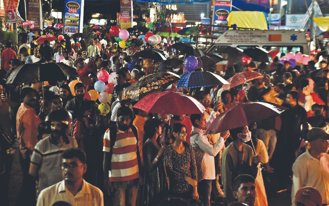 Durga Puja 2022: चक्रवात के असर से झारखंड में बारिश शुरू, छाता लेकर माता के दरबार में पहुंच रहे भक्त