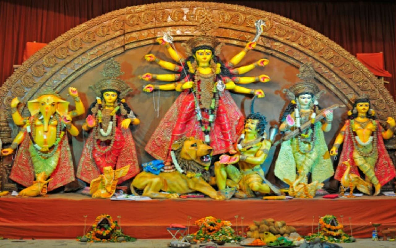 Durga Puja 2022 : शिव-दुर्गा के रूप में पूजित होती हैं मां दुर्गा, मंडा की चढ़ाई जाती है बलि