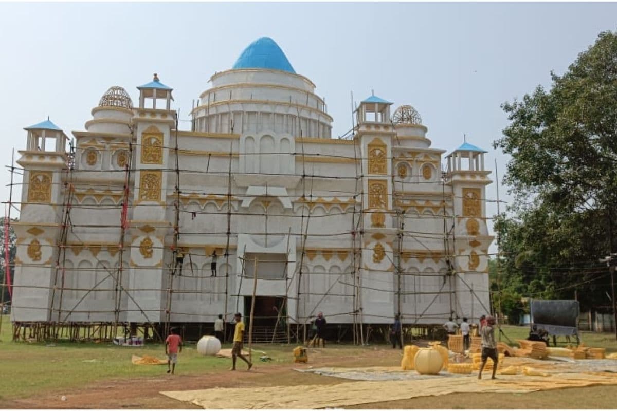 Durga puja 2023 : खड़गपुर में मायापुर इस्कॉन के तर्ज पर बन रहा है रामबाबू का पूजा पंडाल