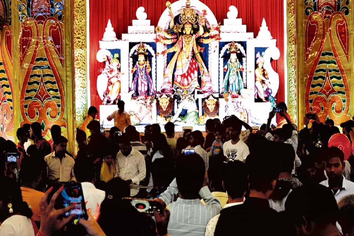 रांची के पंडालों में स्थापित मां दुर्गे की मूर्तियों की है खास बात, निर्माण में खर्च हुए हैं लाखों रुपये