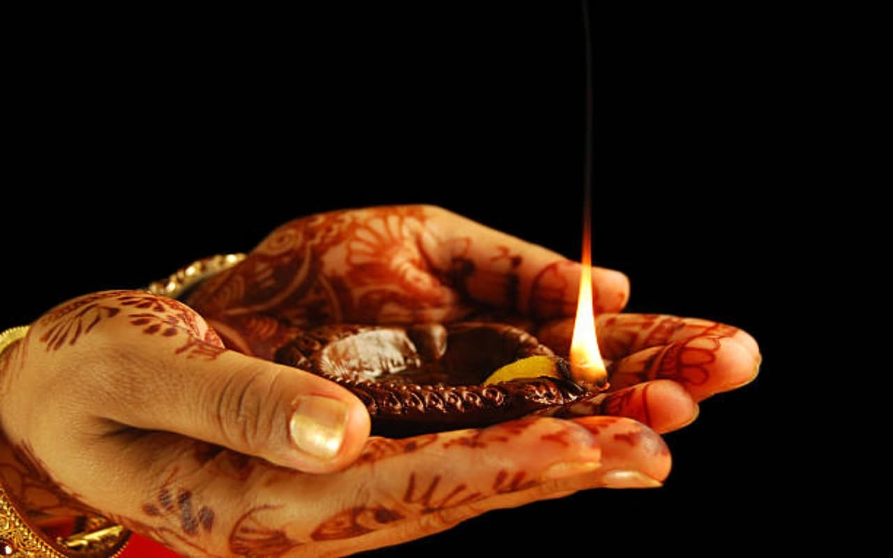 Durga Puja 2022: इस बार दुर्गा पूजा पर कहीं दिखेगा शीश महल तो कहीं हेलमेट जरूरी है का संदेश Durga Puja 2022: इस बार दुर्गा पूजा पर कहीं दिखेगा शीश महल तो कहीं हेलमेट जरूरी है का संदेश