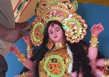 87 साल से दुबे जी के गोला में प्रतिमा स्थापित कर हो रही है मां दुर्गा की पूजा