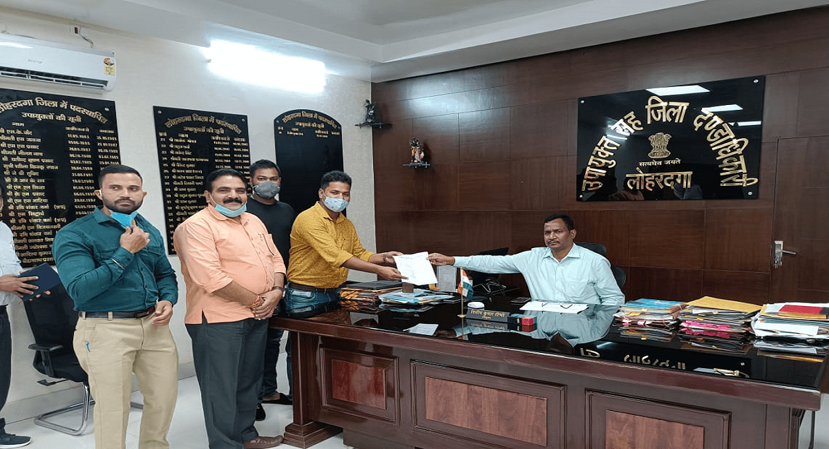 Durga Puja 2021 : मां दुर्गा की प्रतिमा व कलश यात्रा को लेकर डीसी से मांगी अनुमति, पूजा समिति ने दिया ये भरोसा Durga Puja 2021 : मां दुर्गा की प्रतिमा व कलश यात्रा को लेकर डीसी से मांगी अनुमति, पूजा समिति ने दिया ये भरोसा