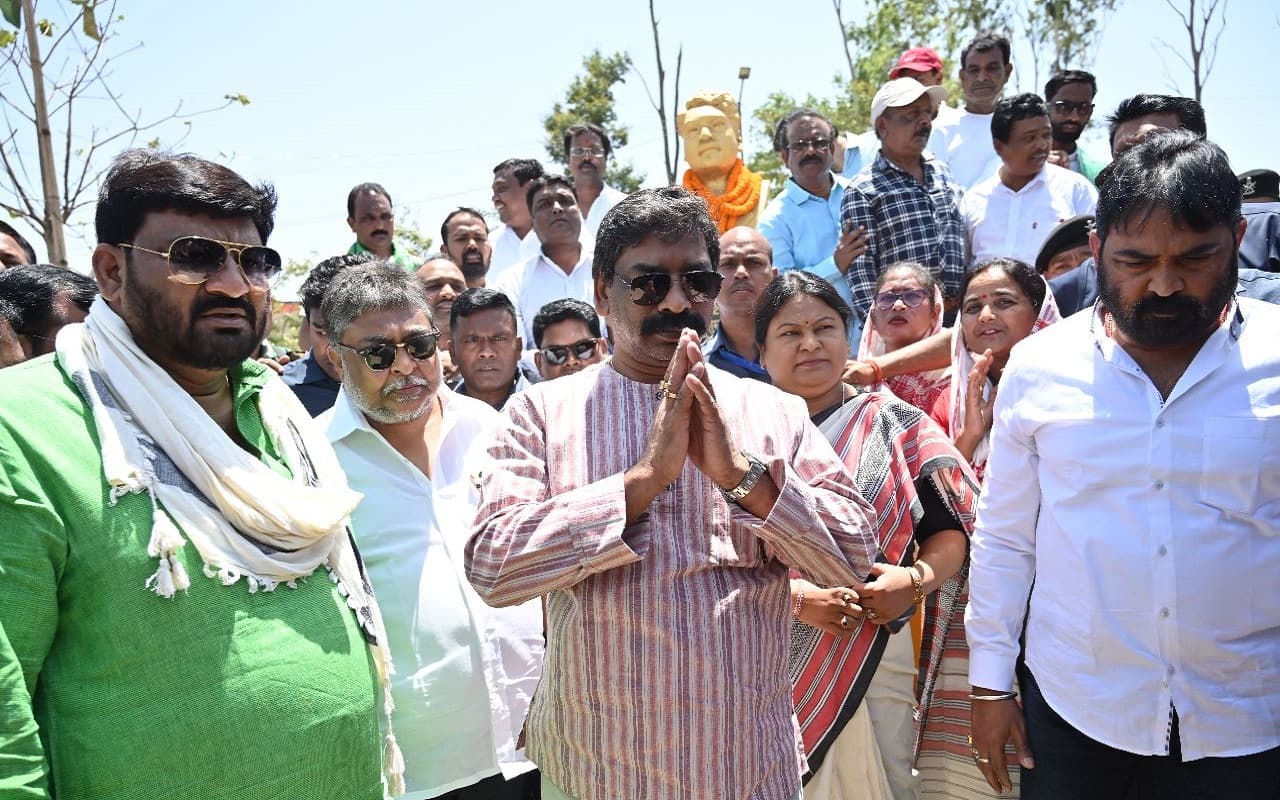 दुर्गा सोरेन की 14वीं पुण्यतिथि: सीएम हेमंत सोरेन ने दी श्रद्धांजलि, बोले-शहीद स्मारकों को भव्यता दे रही सरकार