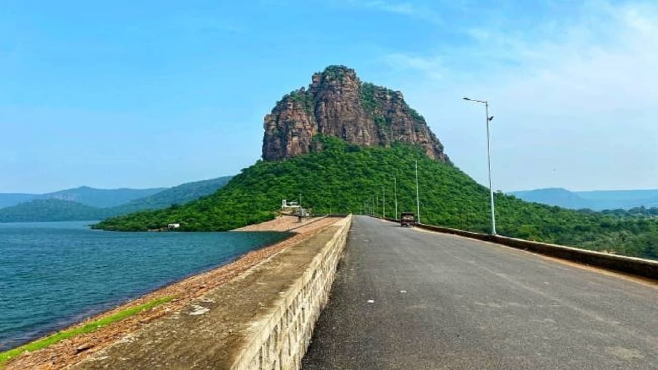 दुर्गावती डैम के पारापेट में दरार, नदी ले सकती है रौद्र रूप, अब तक 2500 क्यूसेक पानी किया गया डिस्चार्ज