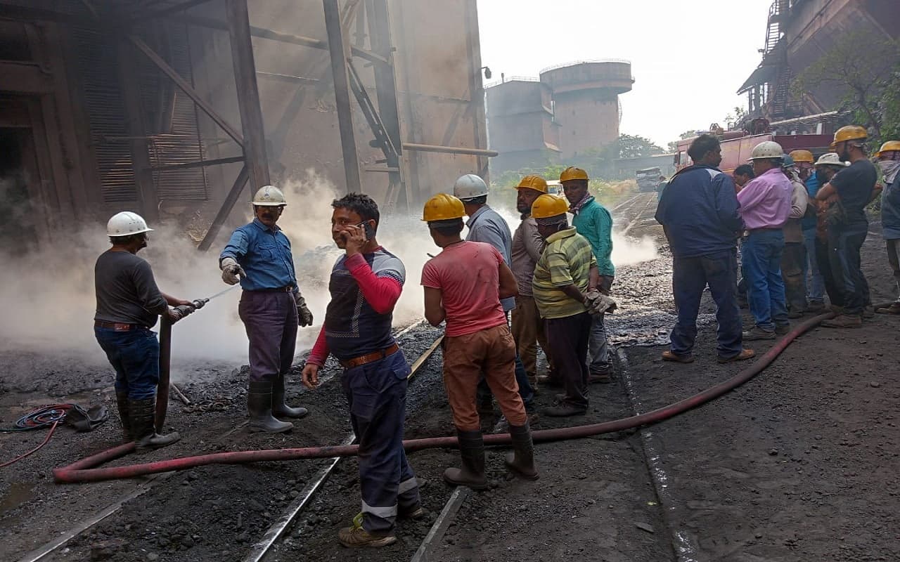 West Bengal News: दुर्गापुर स्टील प्लांट में पिघला लोहा गिरने से एक ठेका मजदूर की मौत, तीन की हालत गंभीर
