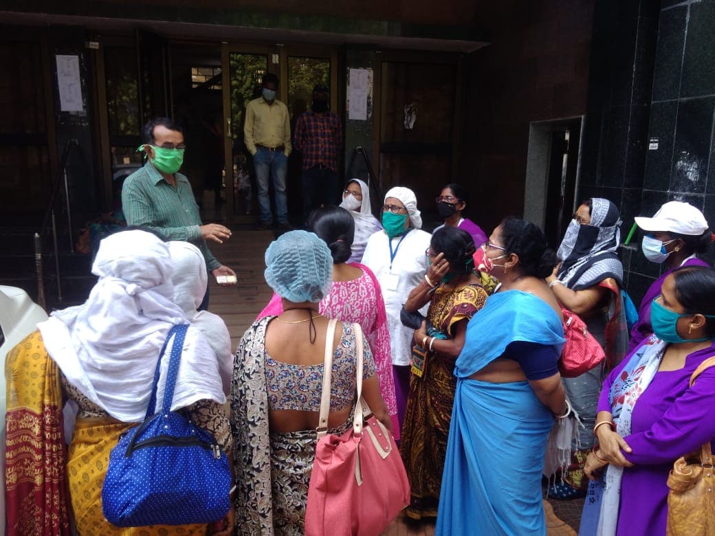 पोस्टल बैलेट की सुविधा नहीं मिलने पर स्वास्थ्य कर्मचारियों का प्रदर्शन, 43 वार्डों में सेवा बंद करने का अल्टीमेटम