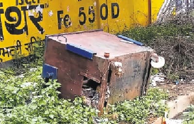 मानसिक रोगी ने डस्टबिन को बना लिया अपना आशियाना